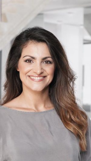 -Staatlich geprüfte Kosmetikerin- Neben meiner Tätigkeit im Kosmetikstudio NB Beauty unterrichte ich an der Handwerkskammer zu Köln angehende Kosmetikmeisterinnen und bilde an der Berufsfachschule Anna-Herrmann-Schule staatlich geprüfte Kosmetikerinnen aus. Die Kunst der Mikropigmentation habe ich bei der Firma Goldeneye Permanent Make up GmbH , dem Inhaber und Europameister Holger Hoffmann absolviert und bilde ebenfalls in dem Bereich angehende Pigmentisten aus.